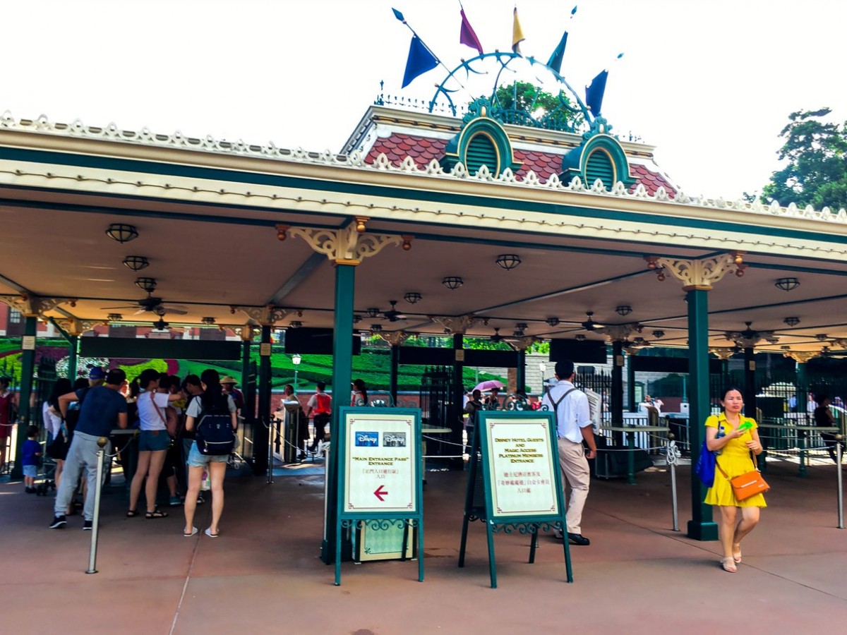 A second entrance gate/turnstile at HK Disneyland