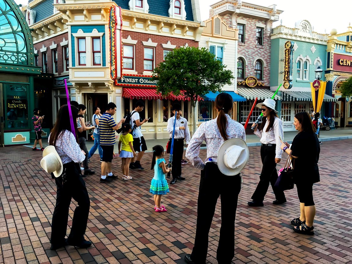 Kids and performers with Jedi lightsabers